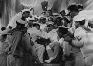 Scena del film "Aldebaran" - Regia Alessandro Blasetti - 1935 - Due marinai si sfidano a braccio di ferro circondati da una folla di curiosi