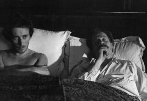 Scena del film "Al di là del bene e del male" - Regia Liliana Cavani - 1977 - Gli attori Robert Powell e Erland Josephson a letto