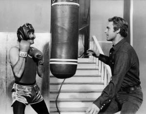 Scena del film "...Altrimenti ci arrabbiamo!" - Regia Marcello Fondato - 1974 - L'attore Terence Hill e un pugile davanti a un pungiball