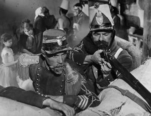 Scena del film "Altri tempi" - Regia Alessandro Blasetti - 1951 - Due attori non identificati in divisa militare armati di fucile