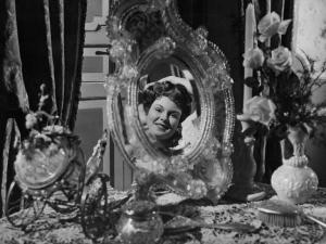Scena del film "Altri tempi" - Regia Alessandro Blasetti - 1951 - Un'attrice non identificata allo specchio