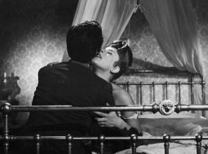 Scena del film "Altri tempi" - Regia Alessandro Blasetti - 1951 - Due attori non identificati sul letto