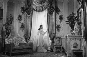 Scena del film "Altri tempi" - Regia Alessandro Blasetti - 1951 - Un'attrice non identificata davanti a una finestra