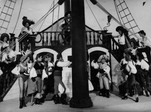 Scena del film "Alvaro piuttosto corsaro" - Regia Camillo Mastrocinque - 1954 - L'attore Renato Rascel in costume da pirata e attori non identificati su una nave