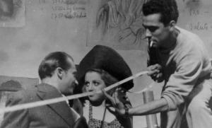 Set del film "Amante del male" - Regia Roberto Bianchi Montero - 1946 - Un operatore e attori non identificati sul set