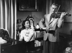 Scena del film "Amanti senza amore" - Regia Gianni Franciolini - 1947 - Gli attori Clara Calamai, al pianoforte, e Jean Servais, al violino