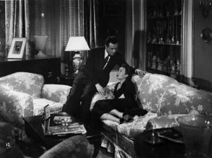 Scena del film "Amanti senza amore" - Regia Gianni Franciolini - 1947 - Gli attori Roldano Lupi e Clara Calamai sul divano in salotto