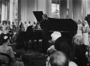 Scena del film "Amanti senza amore" - Regia Gianni Franciolini - 1947 - Gli attori Clara Calamai, al pianoforte, e Jean Servais, al violino, suonano davanti al pubblico