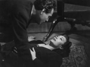 Scena del film "Amanti senza amore" - Regia Gianni Franciolini - 1947 - Gli attori Roldano Lupi e Clara Calamai, stesa a terra