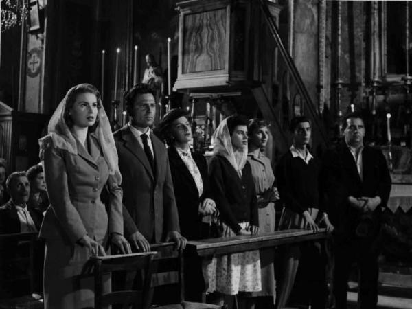 Scena del film "Anna" - Regia Alberto Lattuada - 1951 - Gli attori Silvana Mangano, Raf Vallone e Tina Lazzanzi in chiesa