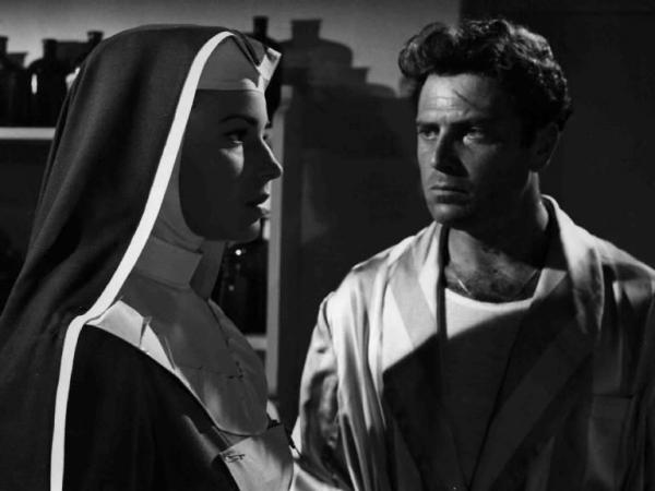 Scena del film "Anna" - Regia Alberto Lattuada - 1951 - Gli attori Silvana Mangano, in abito da suora infermiera, e Raf Vallone
