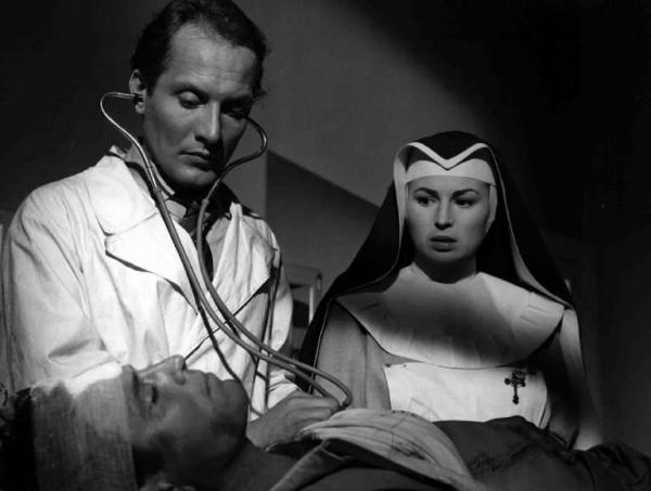 Scena del film "Anna" - Regia Alberto Lattuada - 1951 - Gli attori Piero Lulli, in camice bianco e Silvana Mangano, in abito da suora infermiera, osservano l'attore Raf Vallone nel letto di un ospedale