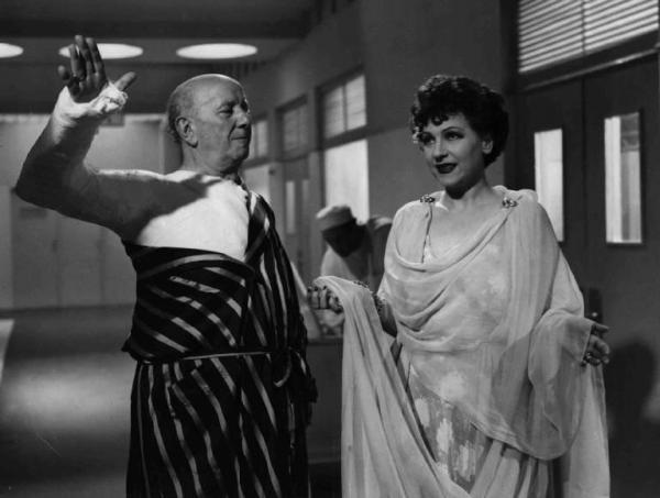 Scena del film "Anna" - Regia Alberto Lattuada - 1951 - Gli attori Emilio Petacci, con un braccio ingessato, e Dina Perbellini