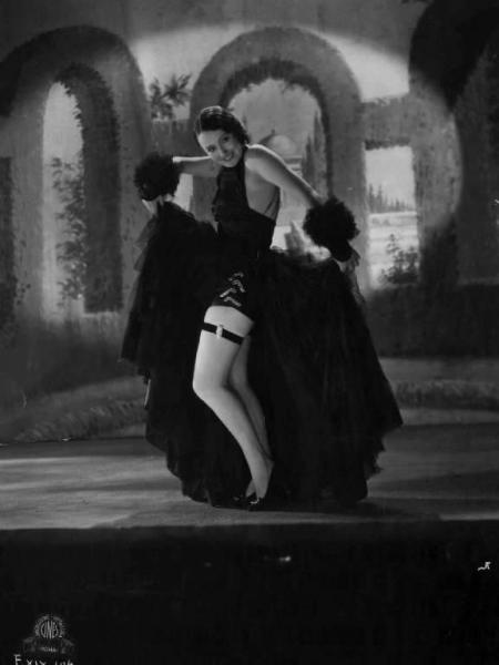 Scena del film "L'armata azzurra" - Regia Gennaro Righelli - 1932 - Un'attrice non identificata