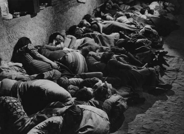 Scena del film "L'assedio dell'Alcazar" - Regia Augusto Genina - 1940 - Attori non identificati stesi a terra