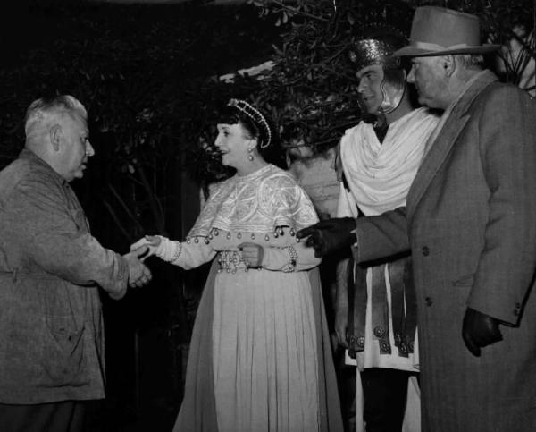 Set del film "Attila" - Regia Pietro Francisci - 1954 - L'attrice Colette Régis, un centurione romano e il regista Pietro Francisci