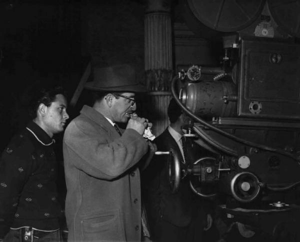 Set del film "Attila" - Regia Pietro Francisci - 1954 - Due componenti della troupe dietro la macchina da presa