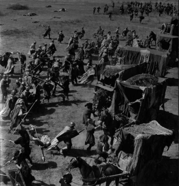 Scena del film "Attila" - Regia Pietro Francisci - 1954 - Soldati in battaglia
