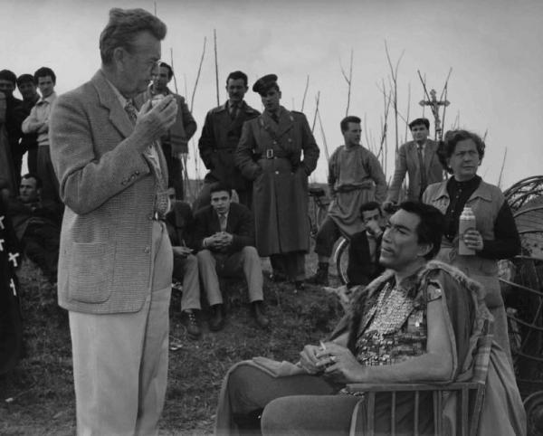 Set del film "Attila" - Regia Pietro Francisci - 1954 - Il regista Pietro Francisci con la troupe e l'attore Anthony Quinn