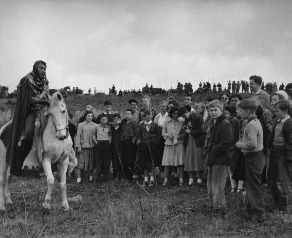 Set del film "Attila" - Regia Pietro Francisci - 1954 - L'attore Anthony Quinn a cavallo circondato da un gruppo di bambini