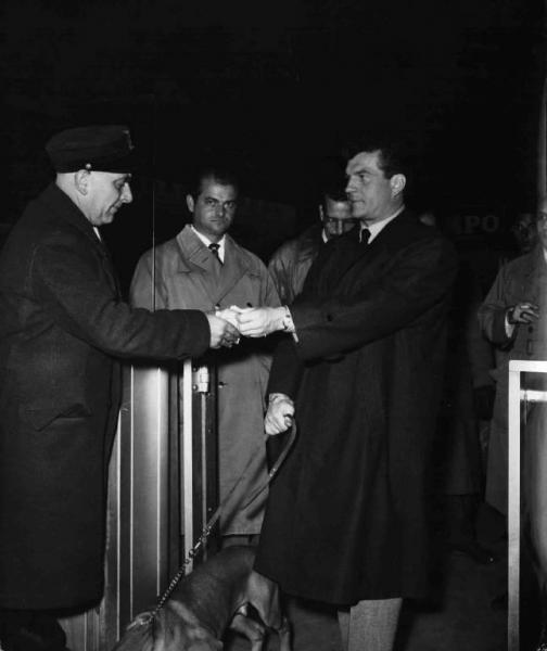 Set del film "Attila" - Regia Pietro Francisci - 1954 - L'attore Henry Vidal mostra il biglietto alla stazione Termini di Roma