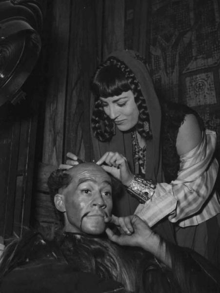 Set del film "Attila" - Regia Pietro Francisci - 1954 - L'attrice Irene Papas sistema i capelli a un attore non identificato