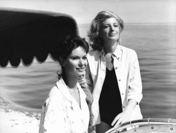 Scena del film "L'avventura" - Regia Michelangelo Antonioni - 1960 - Le attrici Lea Massari e Monica Vitti in barca sul mare