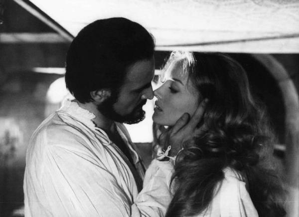 Scena del film "La Badessa di Castro" - Regia Armando Crispino - 1974 - Gli attori Pier Paolo Capponi e Barbara Bouchet