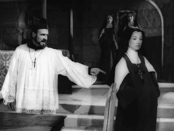 Scena del film "La Badessa di Castro" - Regia Armando Crispino - 1974 - Gli attori Pier Paolo Capponi, in veste di sacerdote, e Barbara Bouchet in abito da suora