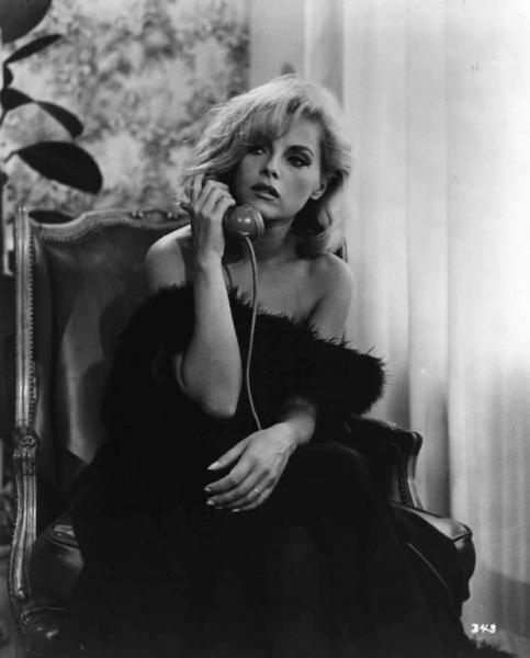 Scena dell'episodio "La telefonata" del film "Le bambole" - Regia Dino Risi - 1965 - L'attrice Virna Lisi al telefono