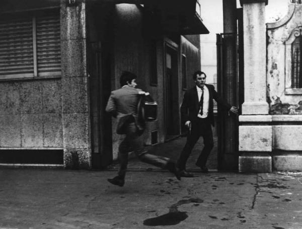 Scena del film "Banditi a Milano" - Regia Carlo Lizzani - 1968 - Gli attori Don Backy e Gian Maria Volonté