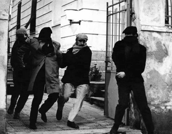 Scena del film "Barbagia (La società del malessere)" - Regia Carlo Lizzani - 1969 - L'attore Terence Hill, con il viso coperto da una sciarpa, e tre attoti non identificati