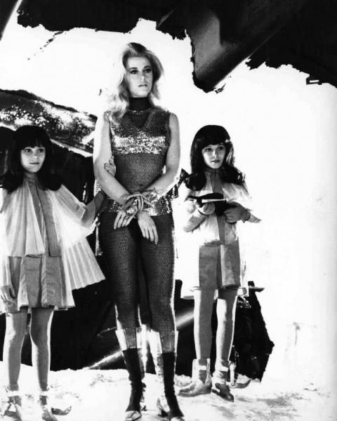 Scena del film "Barbarella" - Regia Roger Vadim - 1967 - L'attrice Jane Fonda e due bambine
