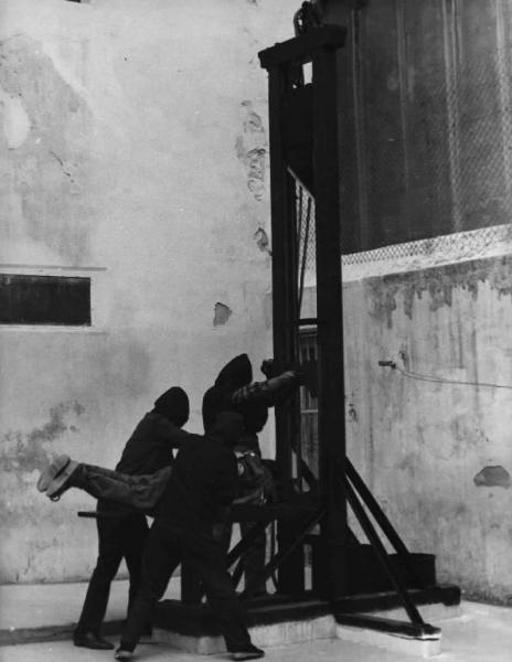 Scena del film "La battaglia di Algeri" - Regia Gillo Pontecorvo - 1966 - I boia preparano la ghigliottina a un condannato