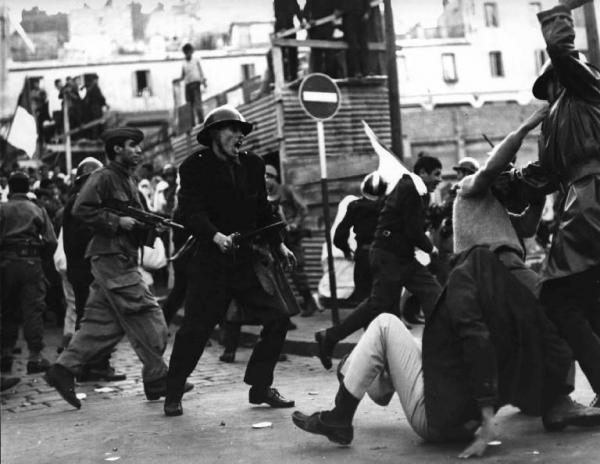 Scena del film "La battaglia di Algeri" - Regia Gillo Pontecorvo - 1966 - Forze dell'ordine, militari e agenti di polizia intervengono a una manifestazione di protesta