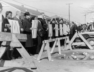 Scena del film documentario "America paese di Dio" - Regia Luigi Vanzi - 1966 - Gruppo di manifestanti con cartelli davanti a poliziotti con elmetto e manganello