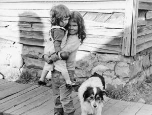 Scena del film documentario "America paese di Dio" - Regia Luigi Vanzi - 1966 - Due bambini e un cane