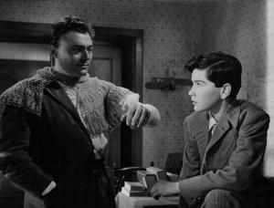 Scena del film "Amici per la pelle" - Regia Franco Rossi - 1955 - Gli attori Geronimo Meynier e Luigi Tosi con il braccio ingessato