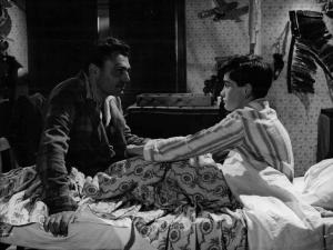 Scena del film "Amici per la pelle" - Regia Franco Rossi - 1955 - Gli attori Luigi Tosi e Geronimo Meynier a letto