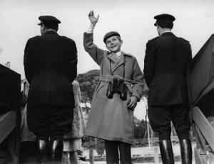 Scena del film "Amici per la pelle" - Regia Franco Rossi - 1955 - L'attore Andrea Scirè con un binocolo al collo tra due guardie