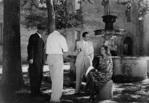 Scena del film "Amicizia" - Regia Oreste Biancoli - 1938 - Gli attori Nino Besozzi, Enrico Viarisio e Lisl Ander accanto a una fontana