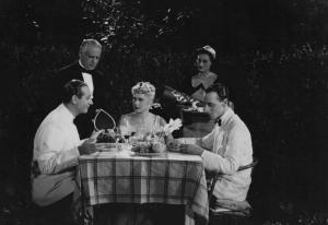 Scena del film "Amicizia" - Regia Oreste Biancoli - 1938 - Attori non identificati a tavola