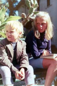 Scena del film "Un amico" - Regia Ernesto Guida - 1967 - Due bambini su una panchina