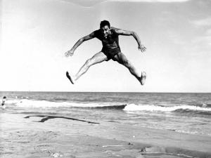 Scena del film "Amore a prima vista" - Regia Franco Rossi - 1957 - L'attore Walter Chiari in costume da bagno fa un salto sulla spiaggia