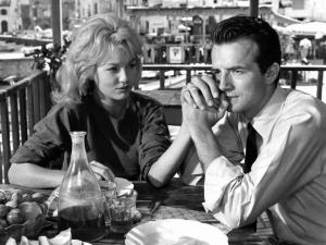 Scena del film "Un amore a Roma" - Regia Dino Risi - 1960 - Gli attori Mylène Demongeot e Peter Baldwin a tavola su una terrazza