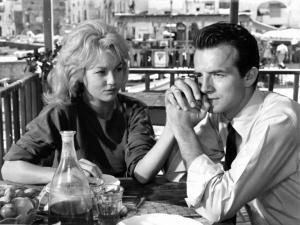 Scena del film "Un amore a Roma" - Regia Dino Risi - 1960 - Gli attori Mylène Demongeot e Peter Baldwin a tavola su una terrazza