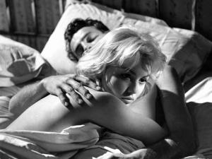 Scena del film "Un amore a Roma" - Regia Dino Risi - 1960 - Gli attori Mylène Demongeot e Peter Baldwin a letto