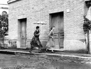 Scena del film "Amore e chiacchiere" - Regia Alessandro Blasetti - 1957 - Gli attori Geronimo Meynier, con l'ombrello, e Carla Gravina