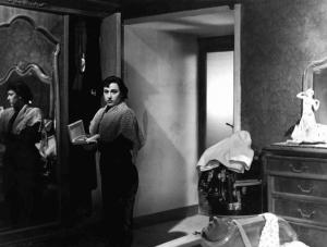 Scena dell'episodio "L'amore che si paga" del film "Amore in città" - Regia Carlo Lizzani - 1953 - Una donna allo specchio