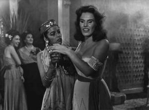 Scena dell'episodio "La ronda" del film "Amori pericolosi" - Regia Carlo Lizzani - 1964 - L'attrice Ornella Vanoni con un bicchiere in mano